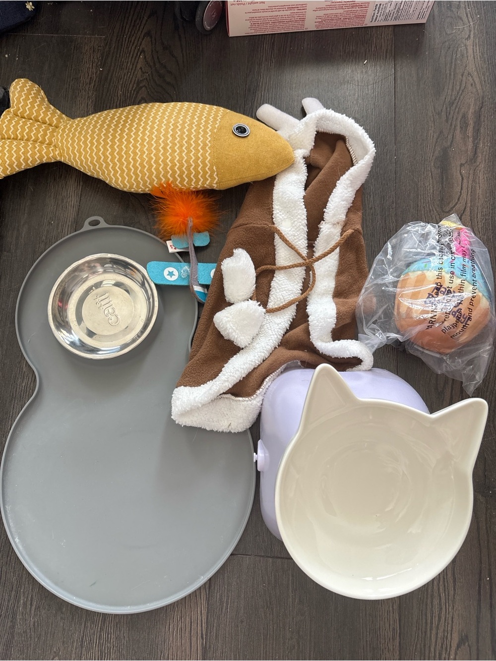 $20 for 2 eligible lists - Catit Feeding Set with Plush Fish Toy - Yellow & Gray